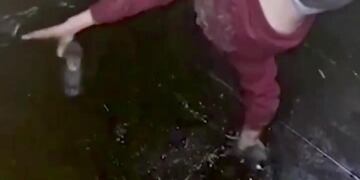 Niño rescato a perro de pozo petrolero\u002E (web)