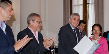 El gobernador entregó microcréditos