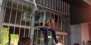 Intentó robar y quedó atrapado al querer escapar\u002E