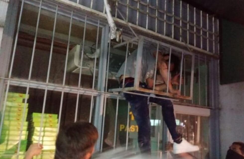 Ingresó a robar a una fábrica de pastas y terminó atrapado entre las rejas