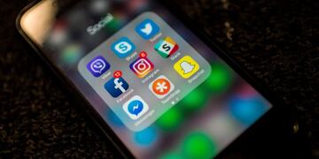 En Argentina, 5 de cada 10 adolescentes pasan la mitad del día con el celular (AFP)