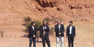 El Presidente Mauricio Macri, el gobernador Gerardo Morales, Ezequiel Escobar CEO de uSound y el representante de Samsung