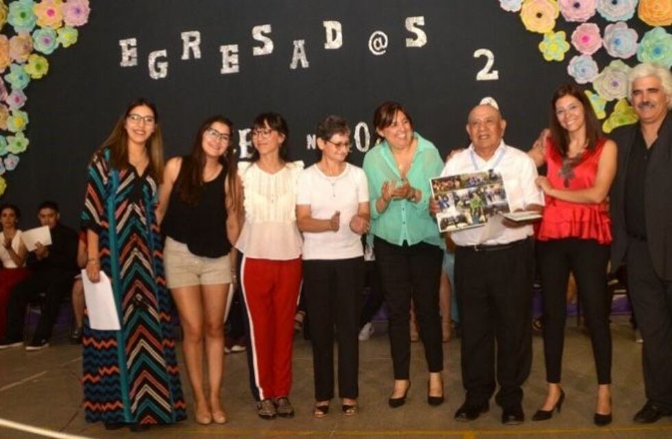 Abuelo cipoleño se recibió a los 86 años y emocionó a todos