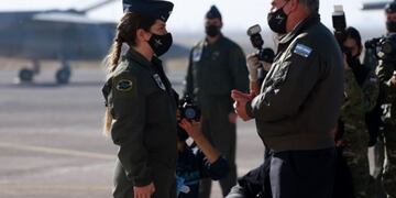 Teniente Sofía Vier junto al ministro de Defensa de la Nación, Agustín Rossi\u002E