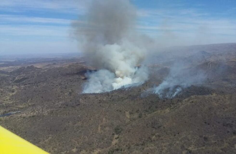 Bomberos combaten varios frentes de incendio en Córdoba, en un día de riesgo extremo