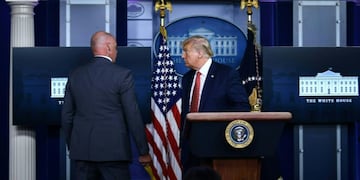 Donald Trump, evacuado por un miembro del Servicio Secreto\u002E (AFP)
