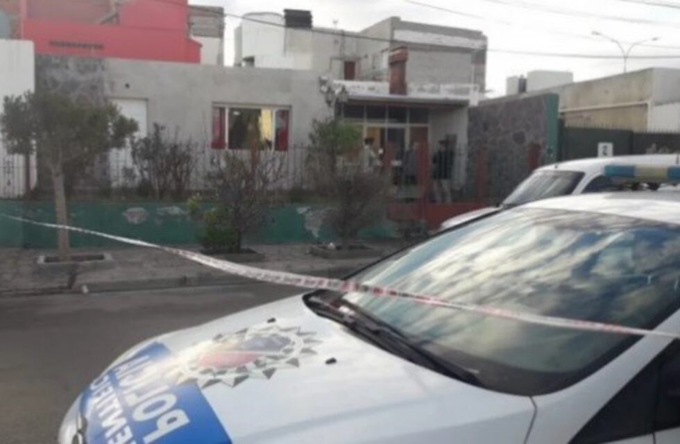 Hallaron a una mujer muerta y a su hijo maniatado a en la vivienda