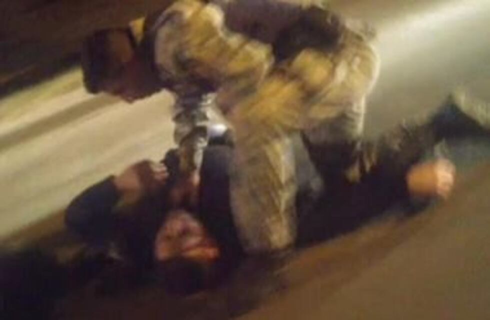 Video: automovilista noqueó a un policía en Colonia Caroya