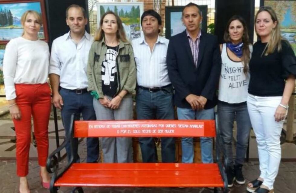 Con un banco rojo recuerdan a las víctimas de femicidios en Neuquén