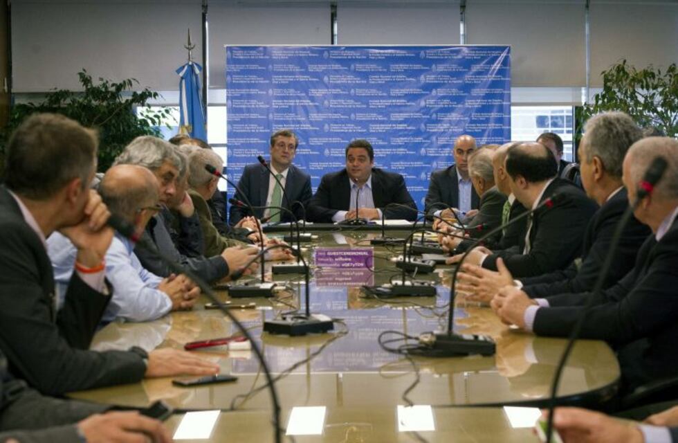 Tras la falta de acuerdo, el Gobierno fijó el salario mínimo, vital y móvil en 10 mil pesos