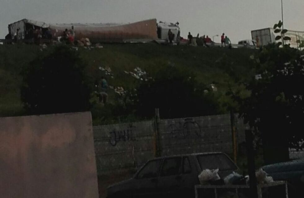 Volcó un camión en Circunvalación y la gente comenzó a saquear la carga