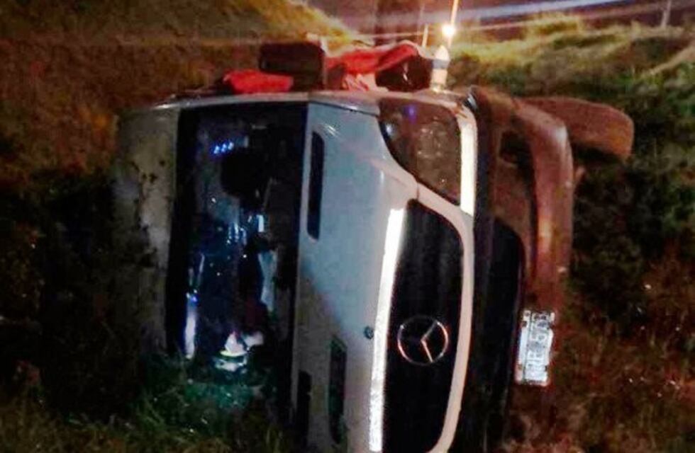Volcó en el Gran Rosario la combi en la que viajaba ex cantante de Ráfaga