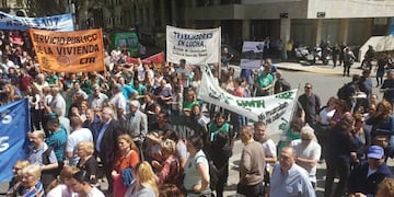 El gremio convocó a los empleados para manifestarse frente al Palacio de los Leones\u002E (Facebook)