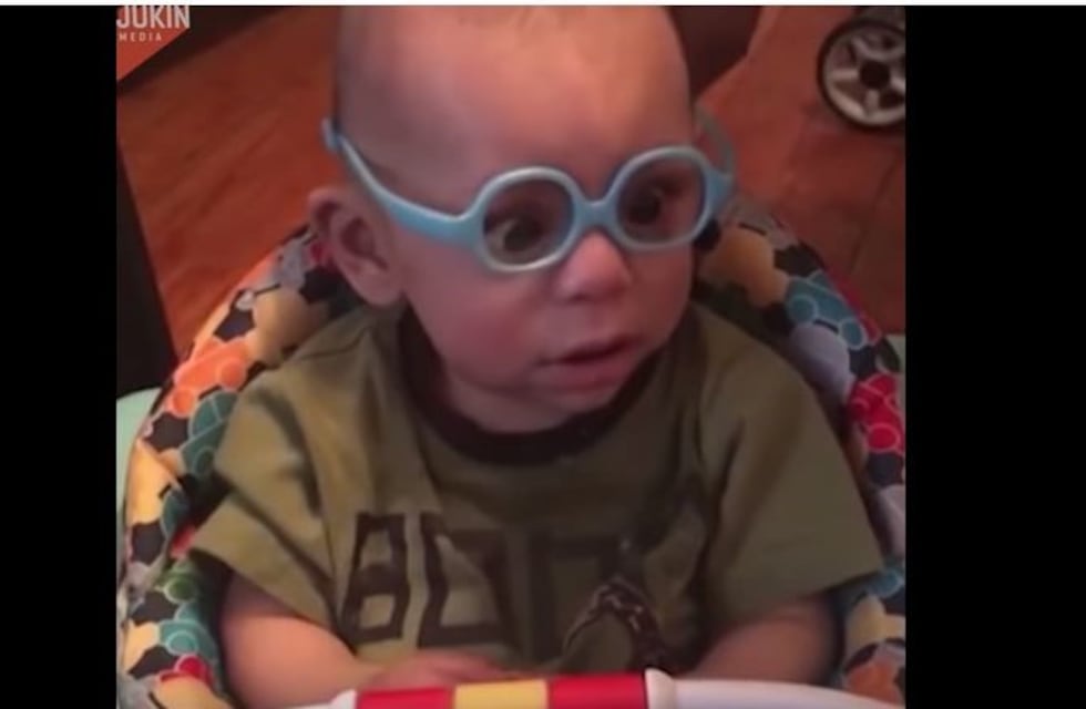 La emocionante reacción de un bebé al ver por primera vez