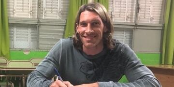 Walter Herrmann volvió a la escuela para terminar el secundario y cumplir la promesa hecha a su madre\u002E (Básquet Plus)