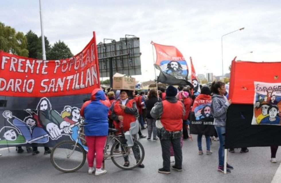 Organizaciones sociales realizan una protesta frente al municipio de Cipolletti