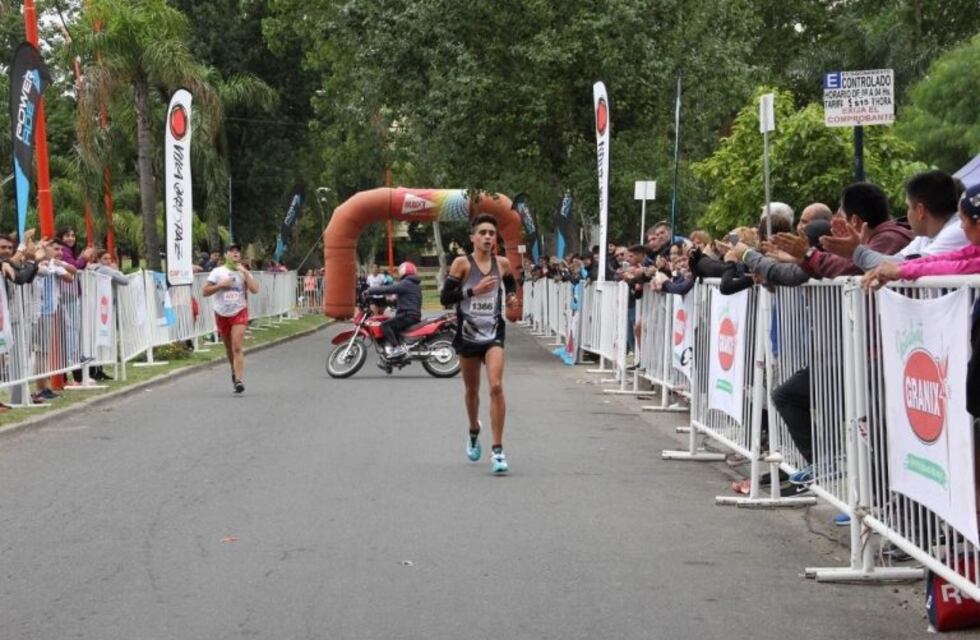 Fidel Díaz y Guadalupe Díaz ganaron la media maratón de Carlos Paz