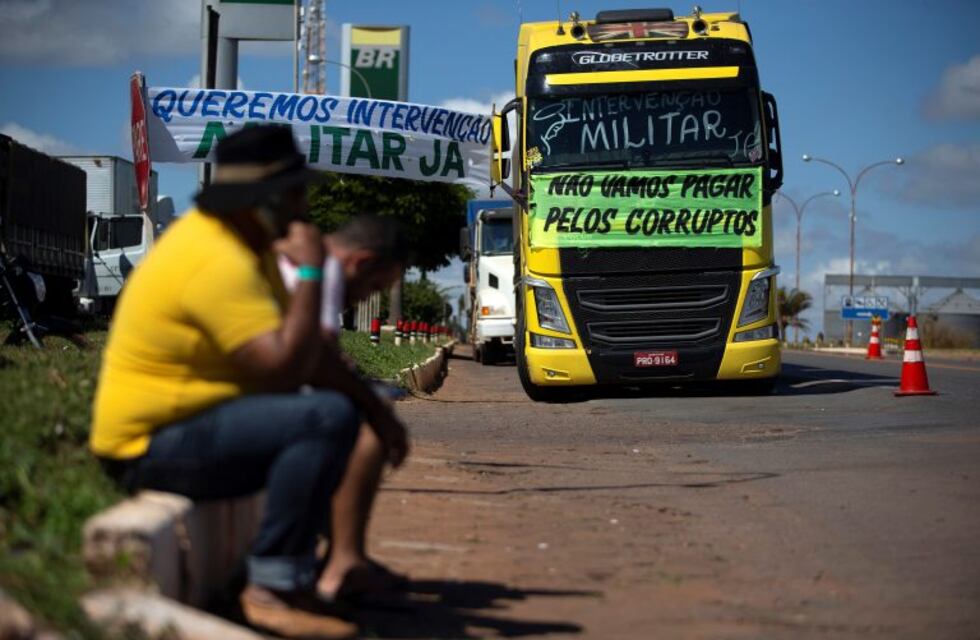 Pese a la intervención del ejército, el paro de camioneros sigue firme en Brasil