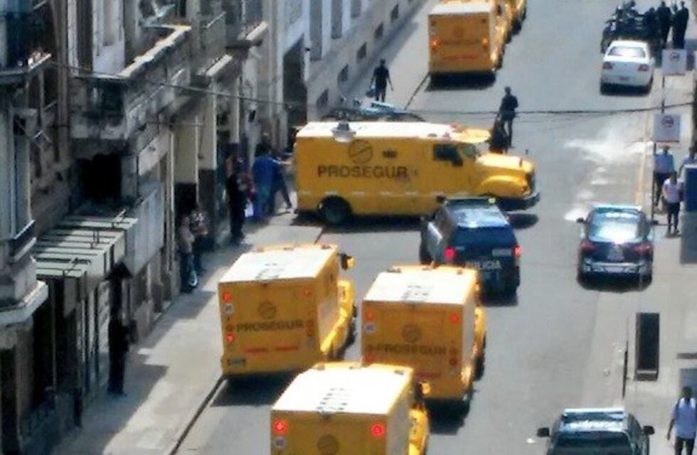 Sorpresa en el microcentro por un mega operativo con camiones de caudales