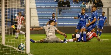 Desde el piso, Estigarribia (semi tapado) anotó el segundo para Instituto cuando la Gloria era más en Rafaela\u002E Después, el equipo se desdibujó\u002E
