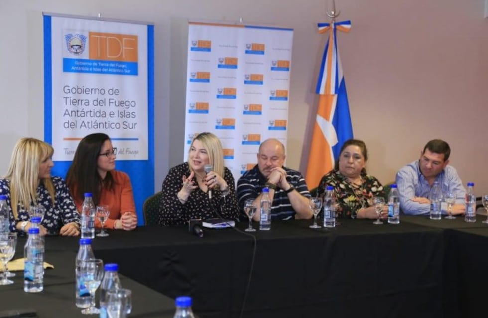 Bertone firmó nuevas titularizaciones y el saneamiento de 300 cargos docentes