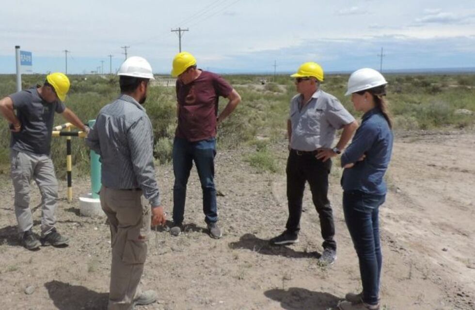 Inspeccionan tareas de saneamiento por el derrame de petróleo en el área Medanito