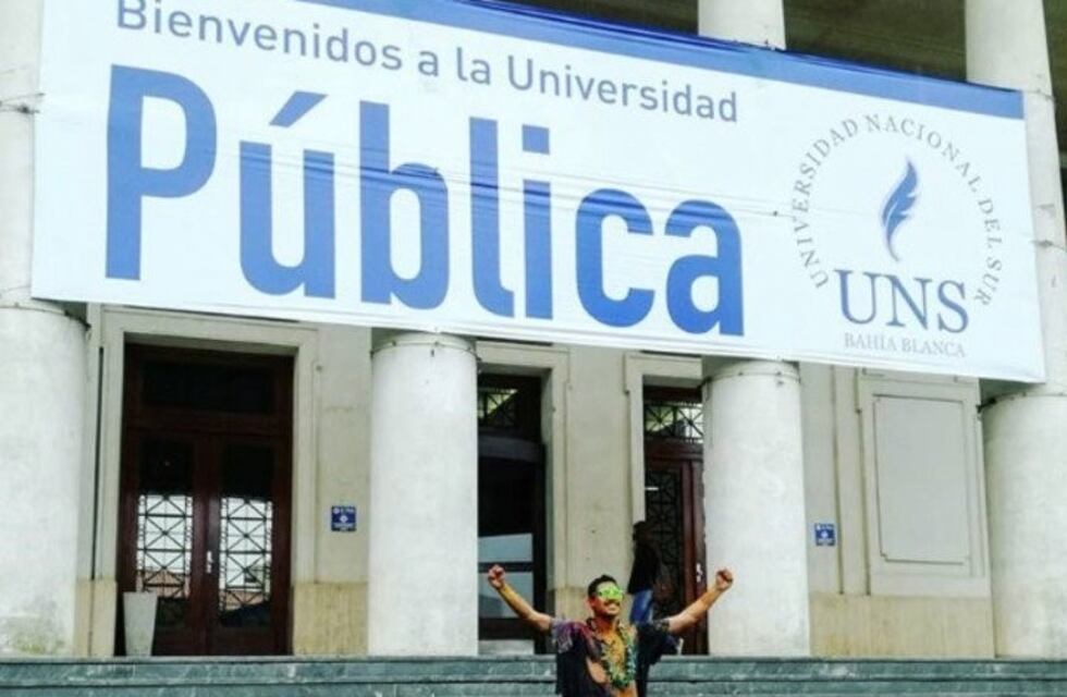 "Digame licenciado": la historia del joven que conmovió a Bahía al terminar su carrera