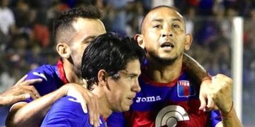 Carlos Luna festeja su gol