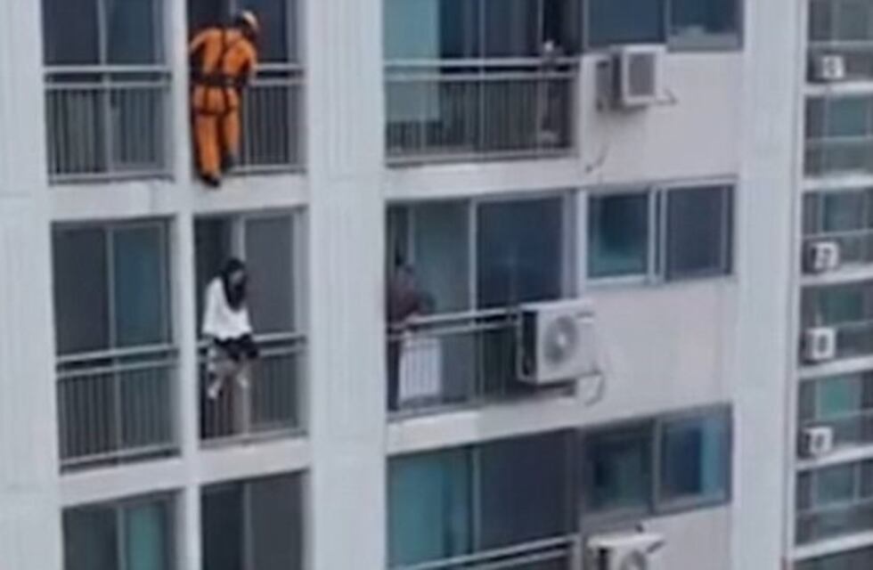 Un bombero salvó de una increíble patada a una mujer que intentaba suicidarse