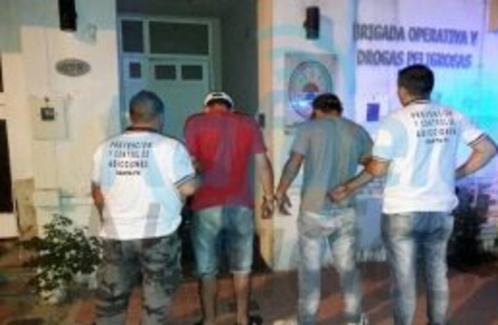 Detuvieron a dos jóvenes armados y con estupefacientes en una plaza