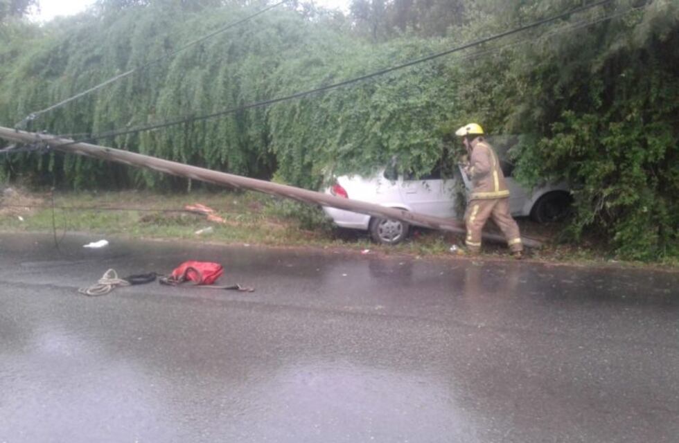 Unquillo: un conductor perdió el control de su vehículo y chocó contra un poste de teléfono