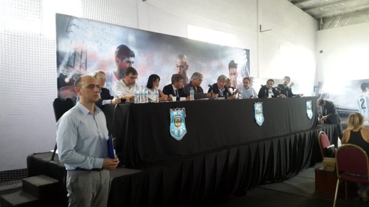 Asambleu00edstas de AFA aprobaron la rescisiu00f3n del Fu00fatbol Para Todos.