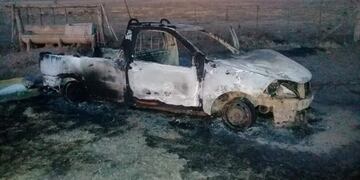 La camioneta incendiada, en un campo de la zona de Río Cuarto\u002E Cerca de allí encontraron a un hombre muerto