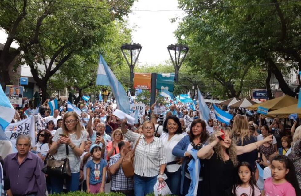 Miles de mendocinos marcharon en apoyo a Macri