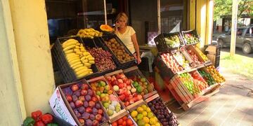 Un incendio afectó a su verdulería y ahora la denuncian por vender en la vidriera\u002E Fotos: El Once