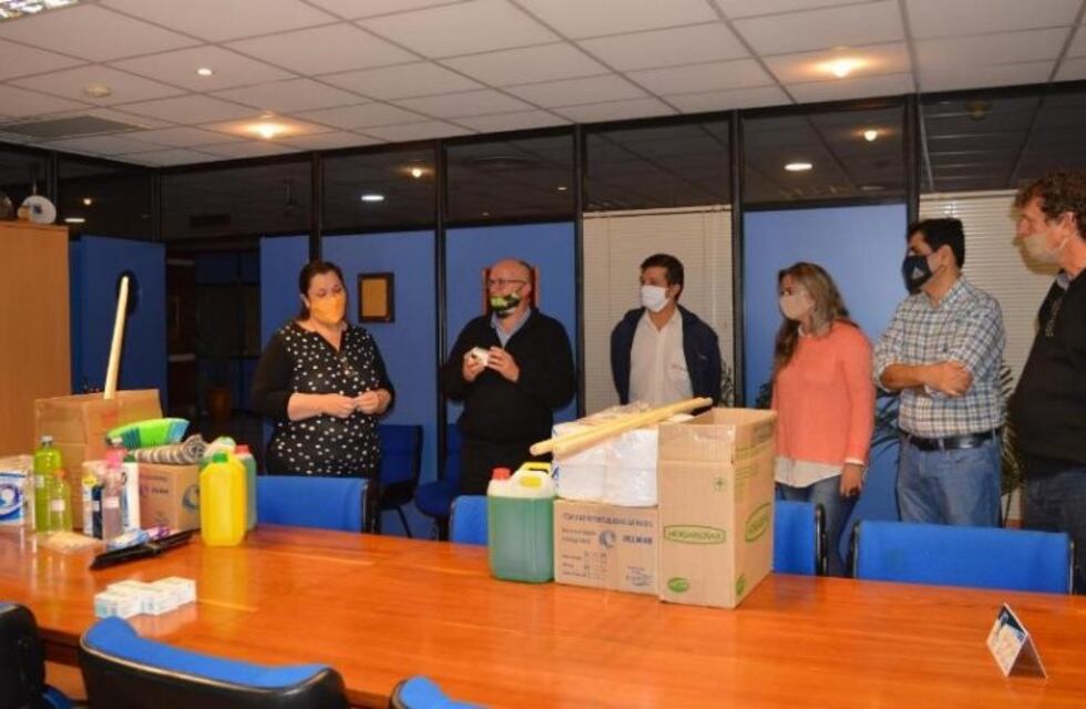 La cooperativa de luz de Puerto Rico entregó insumos de limpieza a Salud Pública