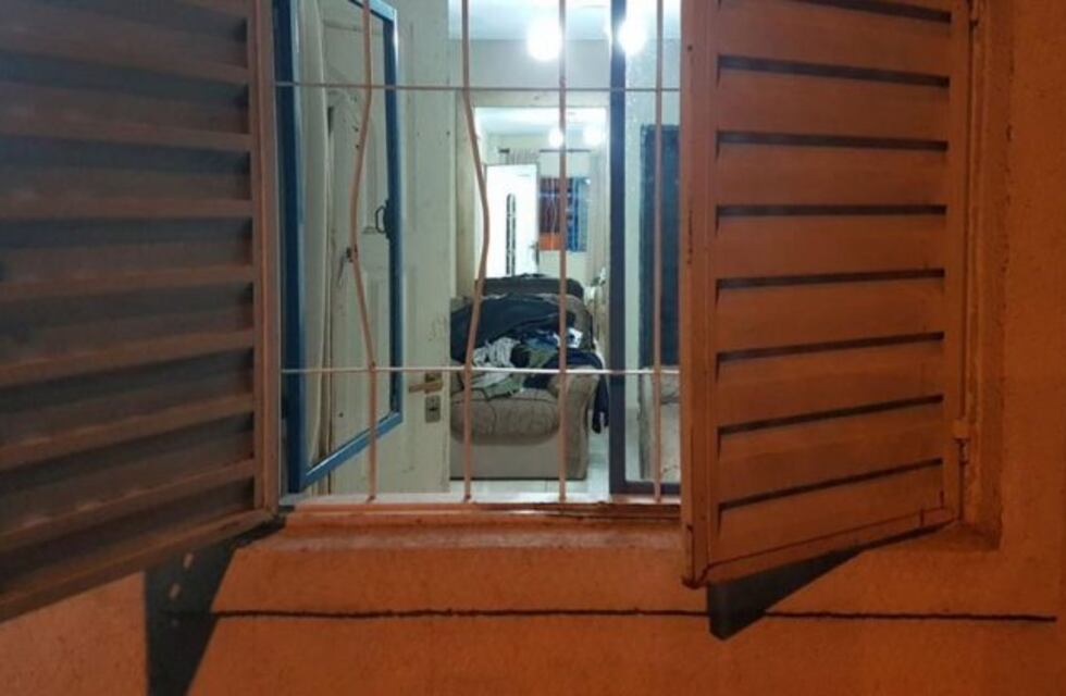 Quiso entrar a robar y quedó atascado en la reja de la ventana