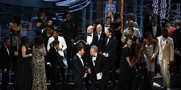 HOLLYWOOD, CA - FEBRUARY 26: Actor Warren Beatty (R) explains a presentation error which resulted in Best Picture being announced as 'La La Land' instead of 'Moonlight' with host Jimmy Kimmel onstage during the 89th Annual Academy Awards at Hollywood & Hi