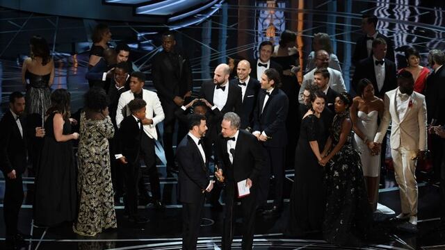 HOLLYWOOD, CA - FEBRUARY 26: Actor Warren Beatty (R) explains a presentation error which resulted in Best Picture being announced as 'La La Land' instead of 'Moonlight' with host Jimmy Kimmel onstage during the 89th Annual Academy Awards at Hollywood & Hi