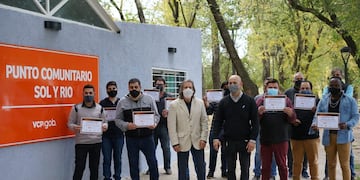 Entrega de certificados del taller de Electrónica Básica, en el nuevo espacio “Punto Comunitario Sol y Río”.