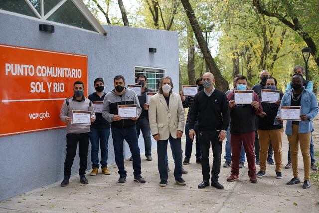 Entrega de certificados del taller de Electrónica Básica, en el nuevo espacio “Punto Comunitario Sol y Río”.