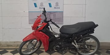 Un menor de 15 años fue demorado tras chocar con una moto robada en el centro de Tres Arroyos