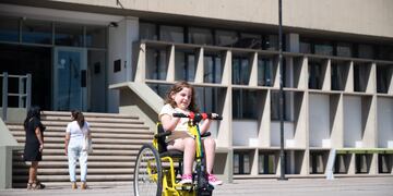 En Mendoza diseñaron una bicicleta inclusiva para una niña