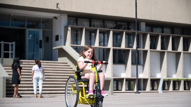 En Mendoza diseñaron una bicicleta inclusiva para una niña
