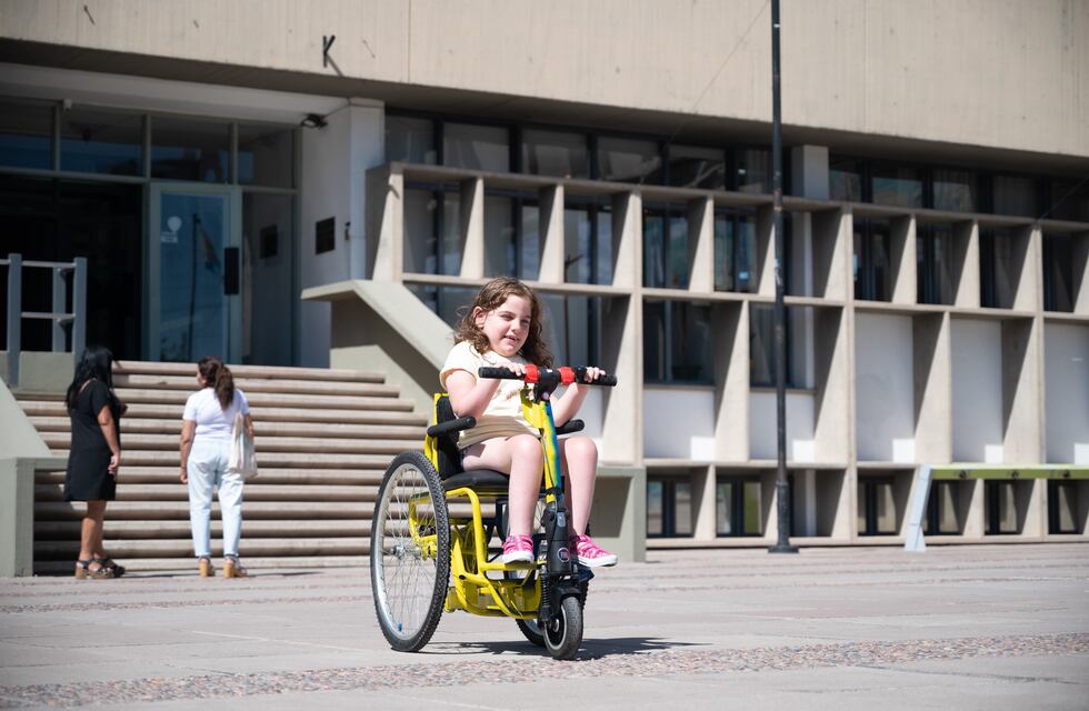 Todo por una sonrisa: en Mendoza diseñaron una bicicleta inclusiva adaptada para una niña de 5 años