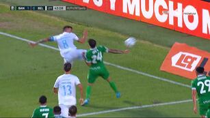 Mano en el área de Banfield y penal para Belgrano, que rescató un punto (Captura).