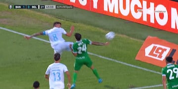 Mano en el área de Banfield y penal para Belgrano, que rescató un punto (Captura).