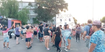 El sábado se llevó a cabo una protesta frente a la Escuela 240 "Lola Mora".
