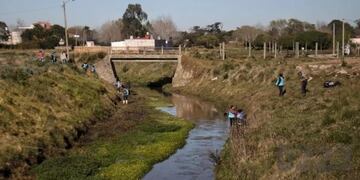 Pericias en el Arroyo La Tapera, en Mar del Plata, luego de la aparición de un cuerpo.