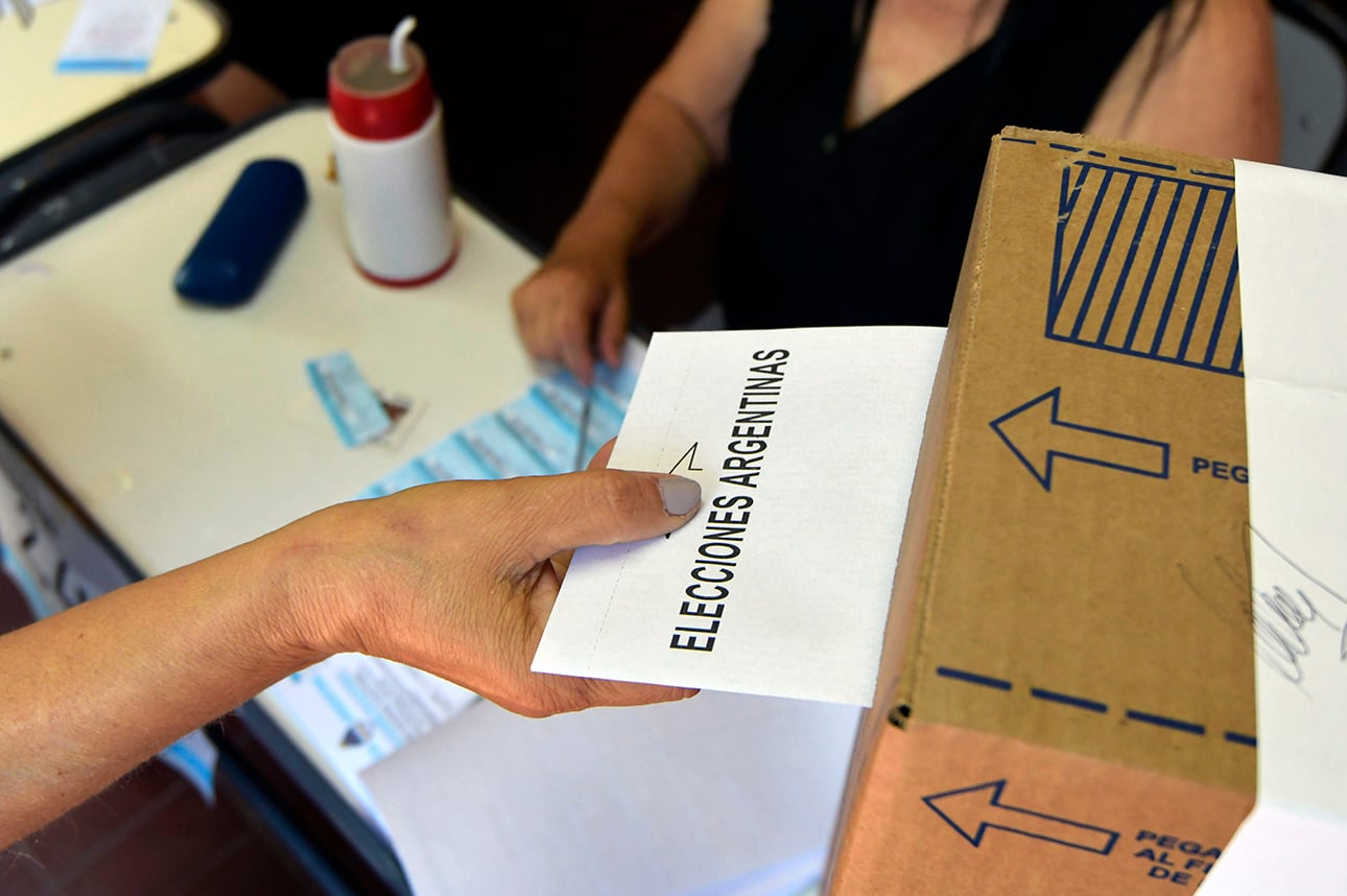 Persona emitiendo el voto. Imagen ilustrativa.
Foto: Orlando Pelichotti